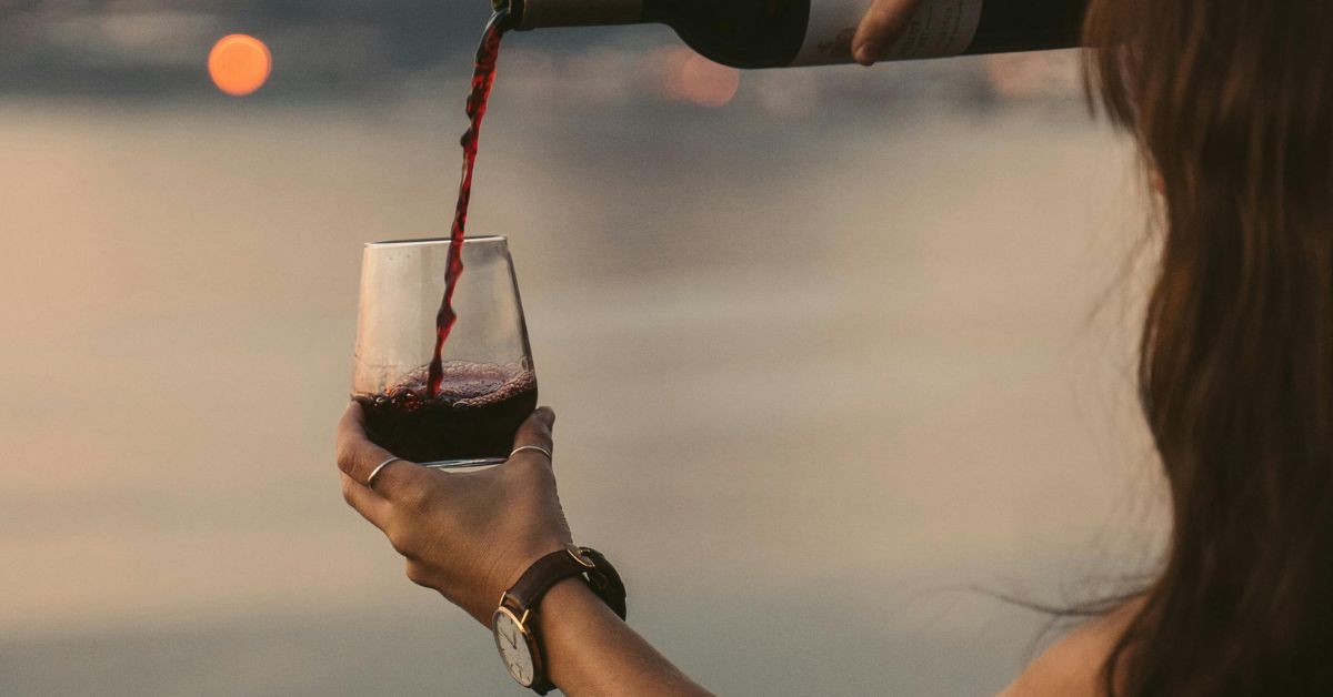 How to hold a wine glass - Pouring wine into a stemless glass